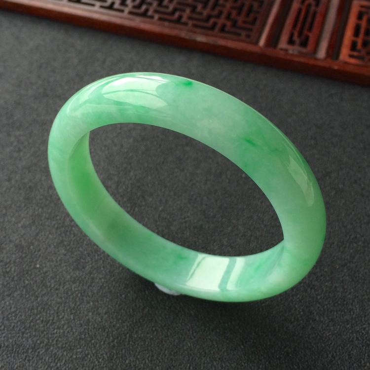 (超值推荐)糯冰种飘翠手镯(56mm)