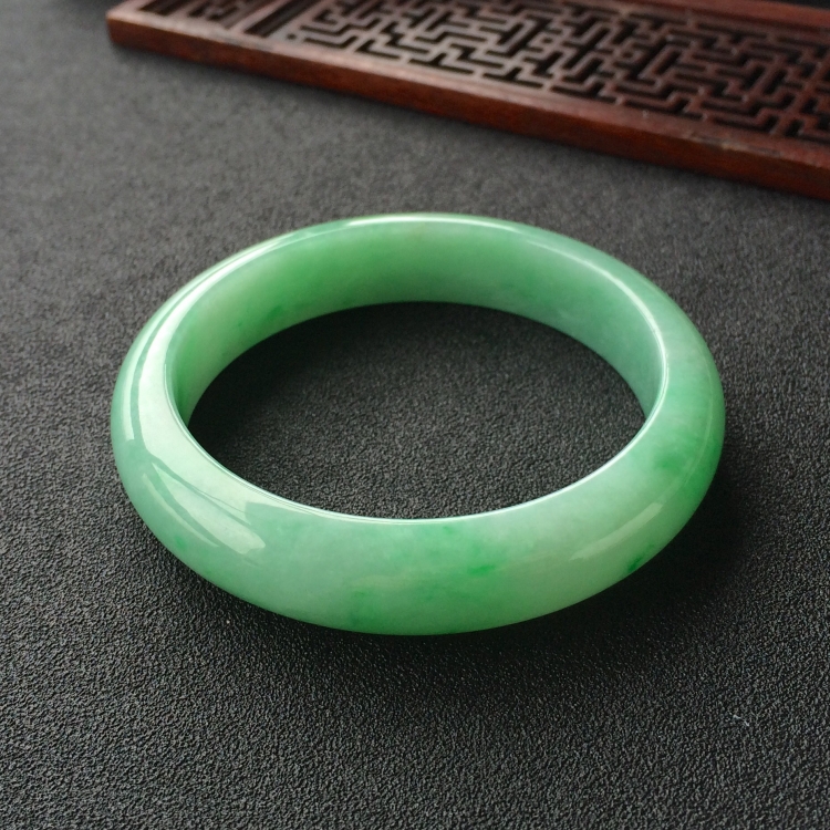 (超值推荐)糯冰种飘翠手镯(56mm)