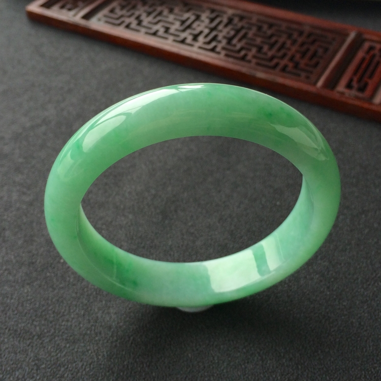 (超值推荐)糯冰种飘翠手镯(56mm)