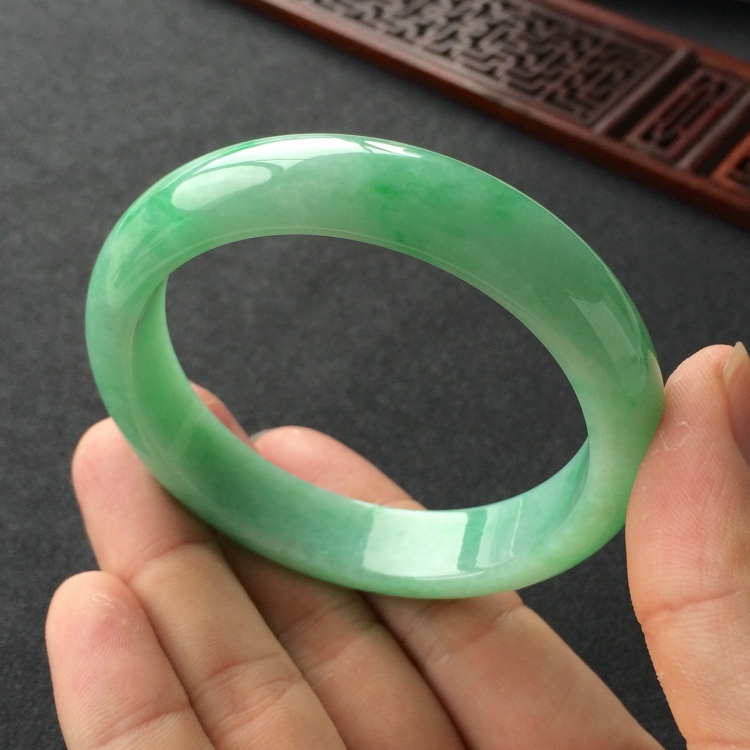 (超值推荐)糯冰种飘翠手镯(56mm)