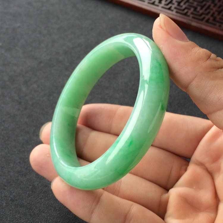 (超值推荐)糯冰种飘翠手镯(56mm)
