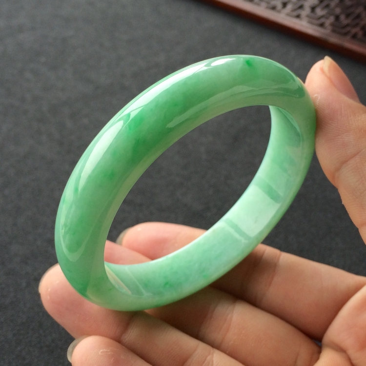 (超值推荐)糯冰种飘翠手镯(56mm)