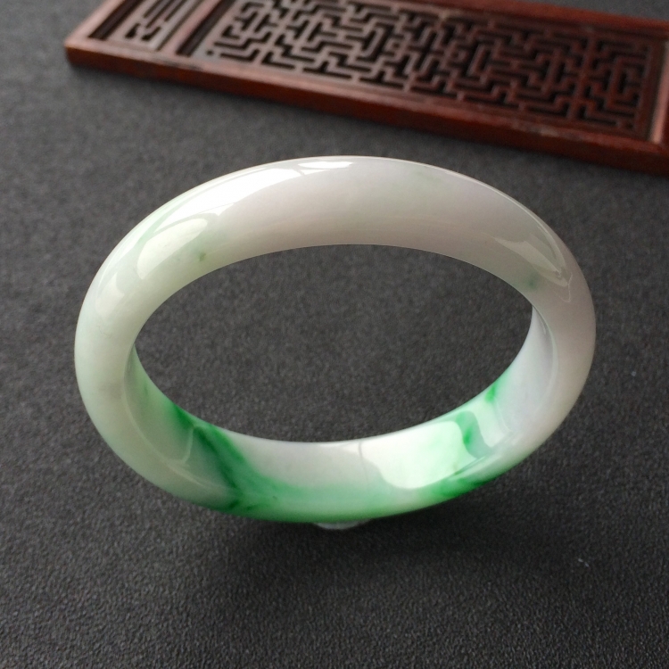 (超值推荐)糯冰种淡春带彩贵妃镯(57.5mm-49.8mm)