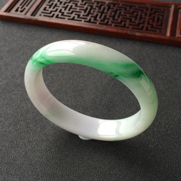 (超值推荐)糯冰种淡春带彩贵妃镯(57.5mm-49.8mm)