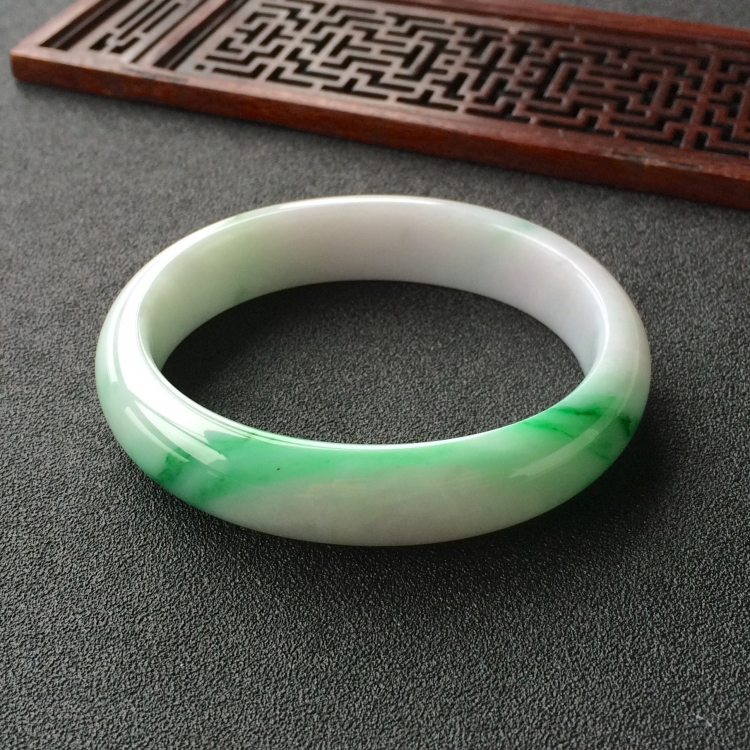 (超值推荐)糯冰种淡春带彩贵妃镯(57.5mm-49.8mm)