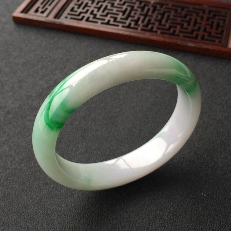 (超值推荐)糯冰种淡春带彩贵妃镯(57.5mm-49.8mm)