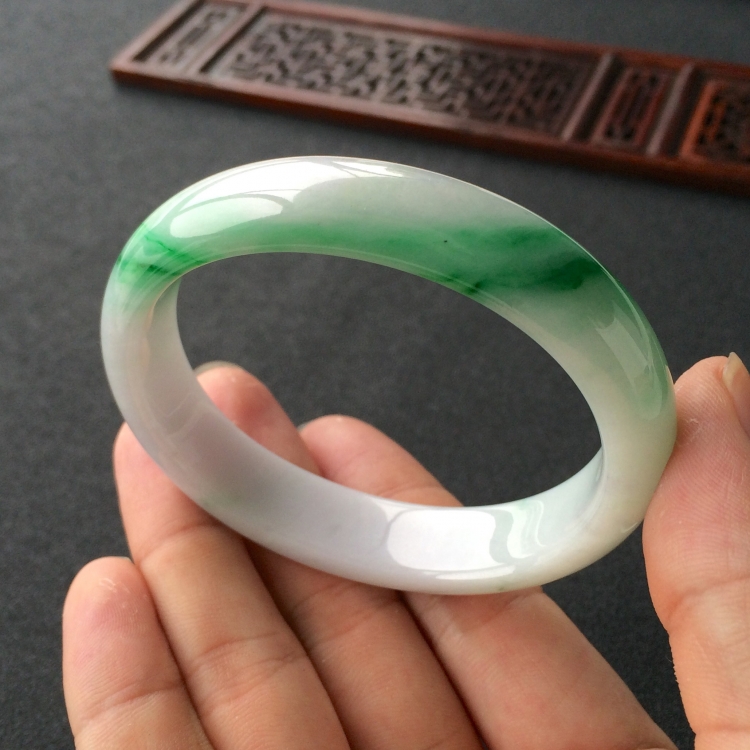 (超值推荐)糯冰种淡春带彩贵妃镯(57.5mm-49.8mm)