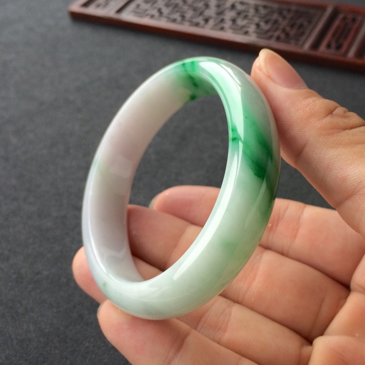 (超值推荐)糯冰种淡春带彩贵妃镯(57.5mm-49.8mm)
