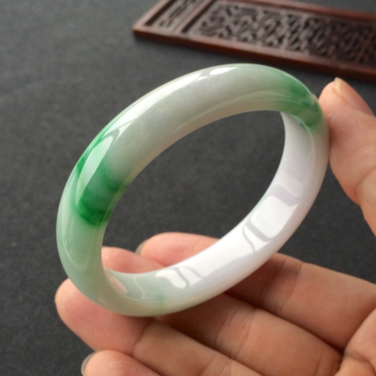 (超值推荐)糯冰种淡春带彩贵妃镯(57.5mm-49.8mm)