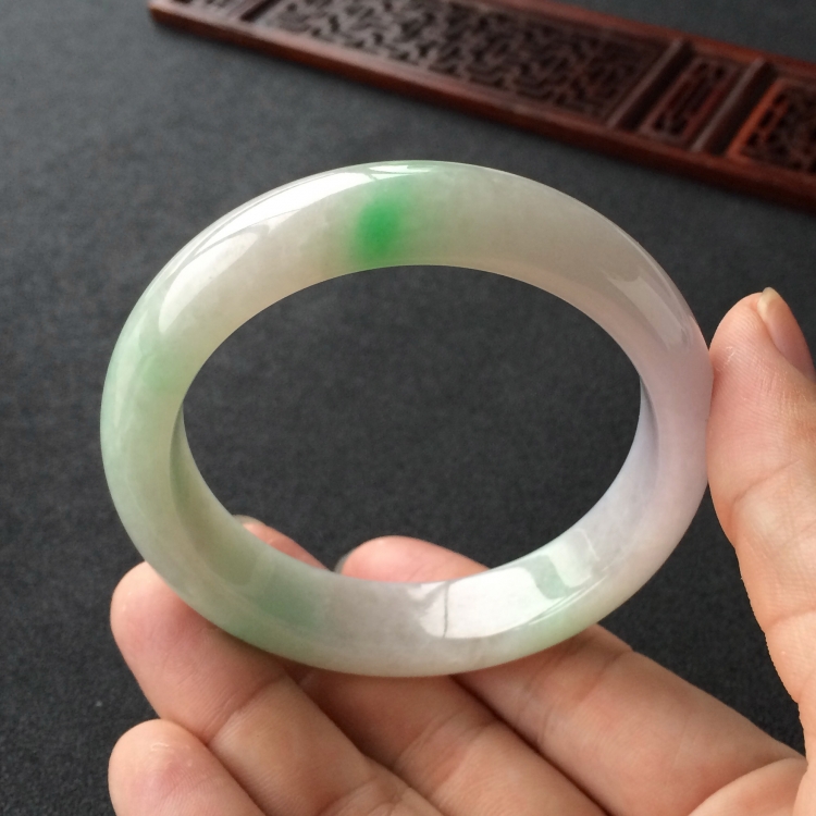 (超值推荐)糯冰种春带彩手镯(57mm)