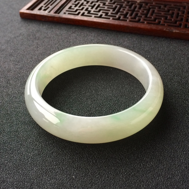 (超值推荐)糯冰种晴水略飘翠手镯(57.5mm)