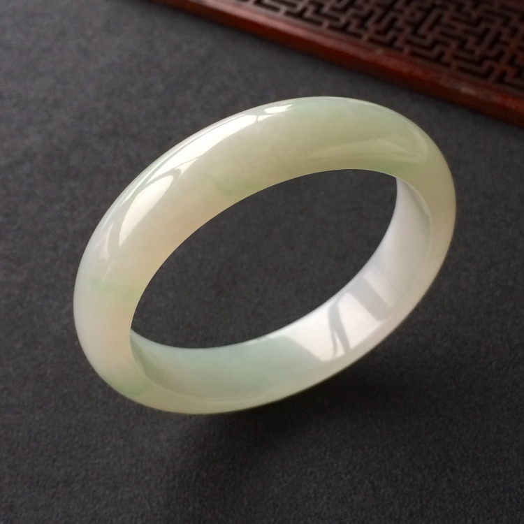 (超值推荐)糯冰种晴水略飘翠手镯(57.5mm)