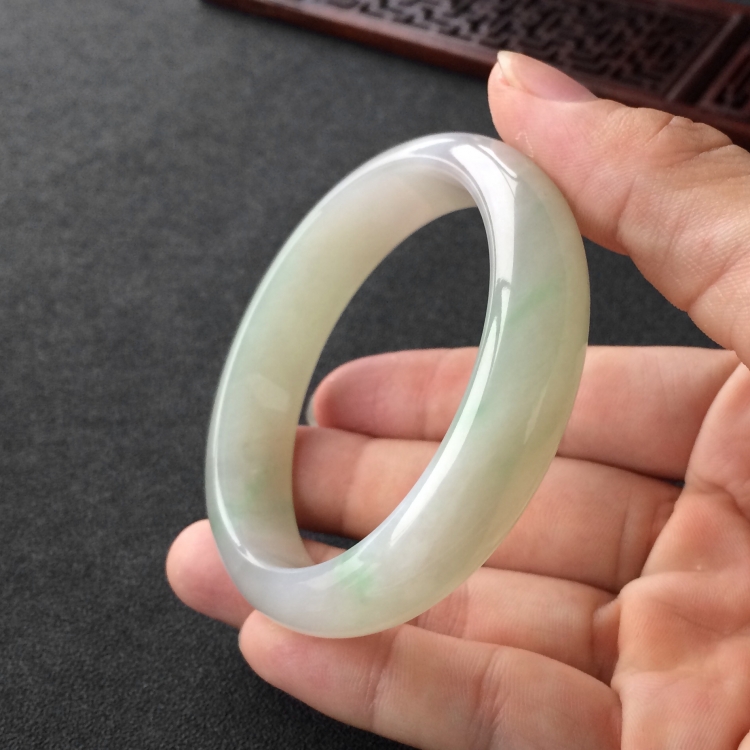 (超值推荐)糯冰种晴水略飘翠手镯(57.5mm)