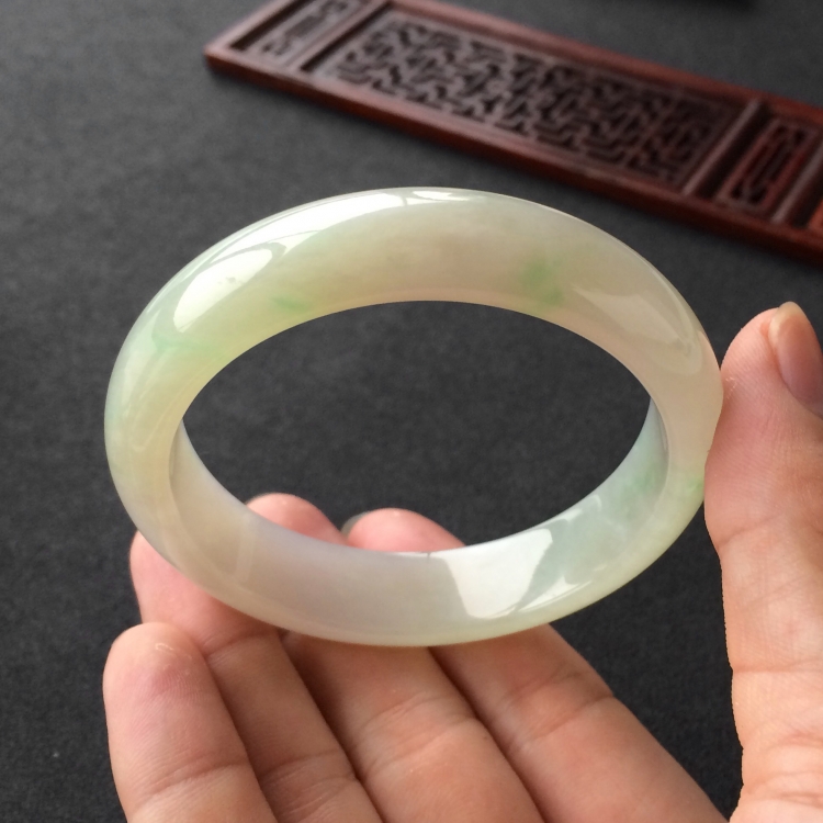 (超值推荐)糯冰种晴水略飘翠手镯(57.5mm)