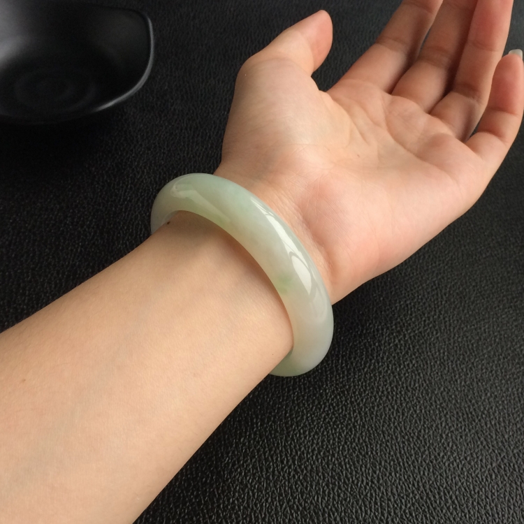 (超值推荐)糯冰种晴水略飘翠手镯(57.5mm)