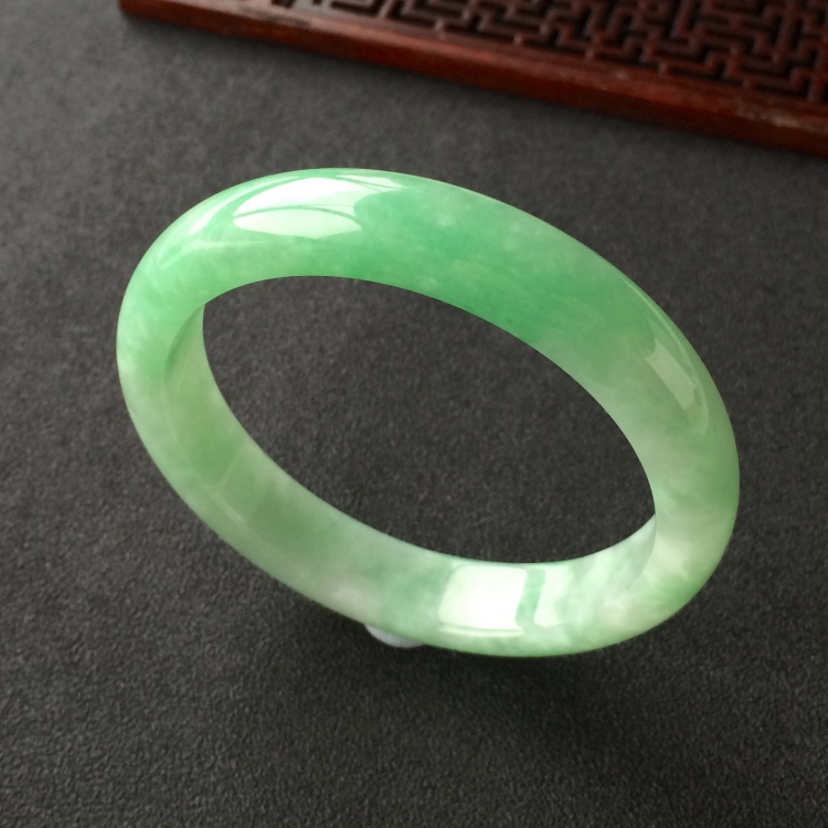 (超值推荐)糯冰种豆绿手镯(55.5mm)