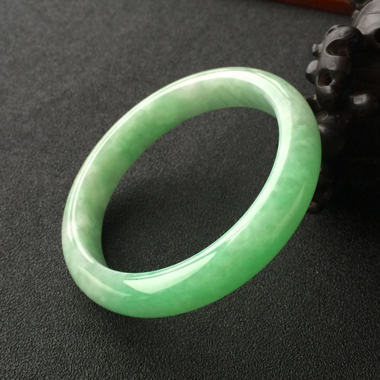 (超值推荐)糯冰种豆绿手镯(55.5mm)