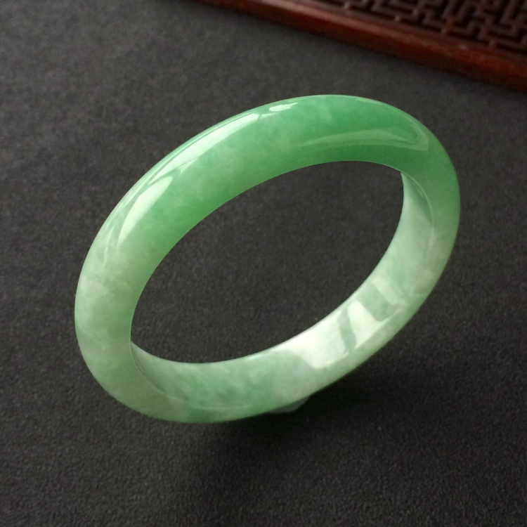 (超值推荐)糯冰种豆绿手镯(55.5mm)