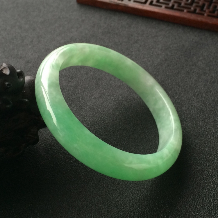 (超值推荐)糯冰种豆绿手镯(55.5mm)
