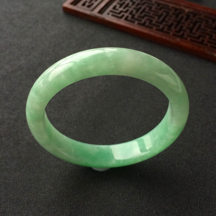 (超值推荐)糯冰种豆绿手镯(55.5mm)