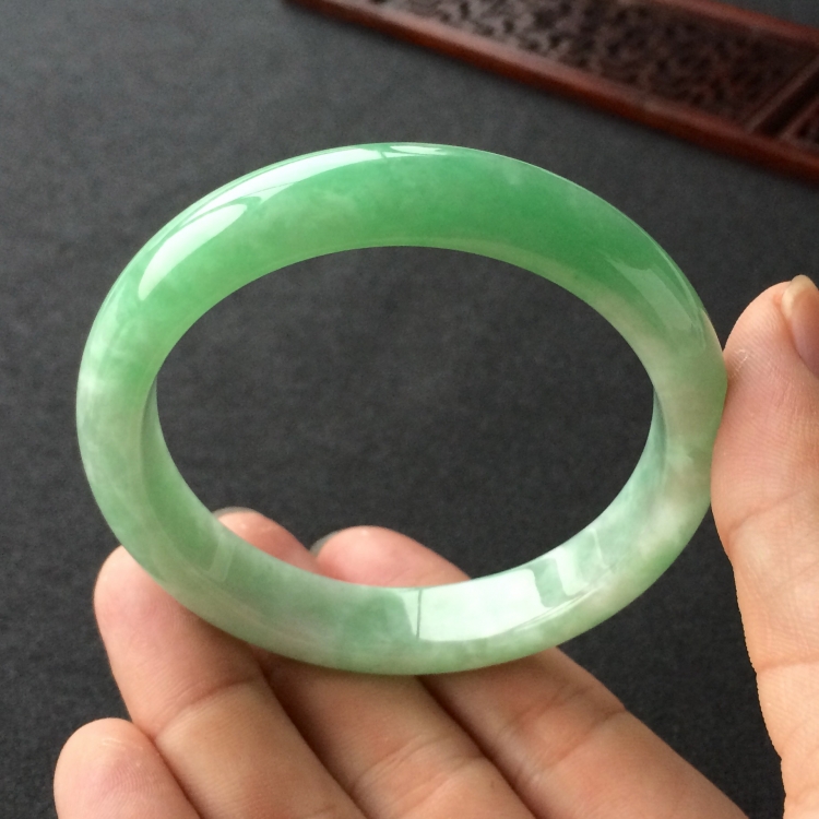 (超值推荐)糯冰种豆绿手镯(55.5mm)
