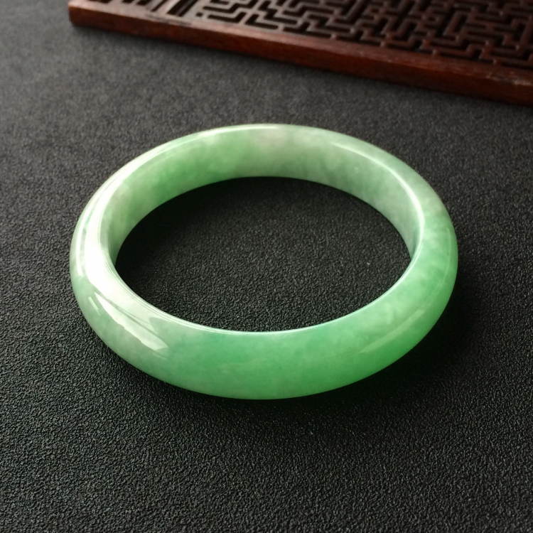 (超值推荐)糯冰种豆绿手镯(55.5mm)