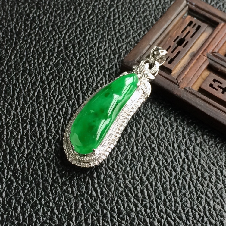(超值推荐)糯冰种翠色镶白金钻石福豆胸坠