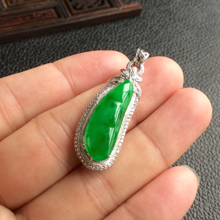(超值推荐)糯冰种翠色镶白金钻石福豆胸坠