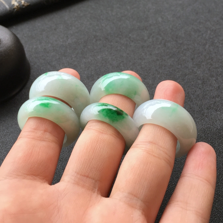 (超值推荐)糯冰种飘翠指环一批走