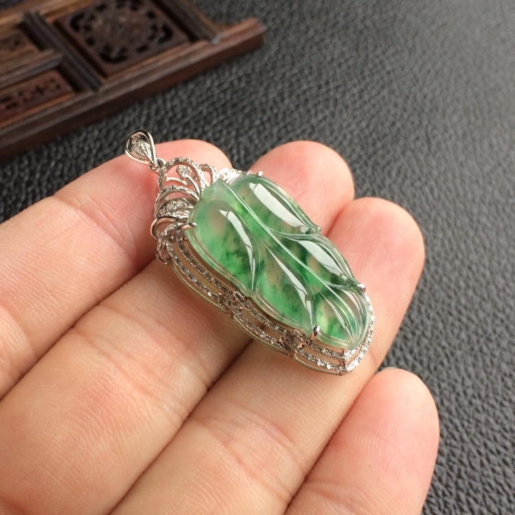 (超值推荐)冰种飘花镶白金钻石金枝玉叶胸坠