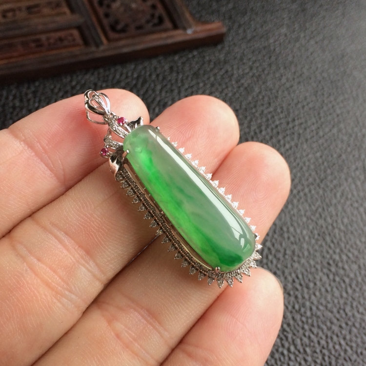 (超值推荐)冰种飘翠镶白金钻石福瓜胸坠