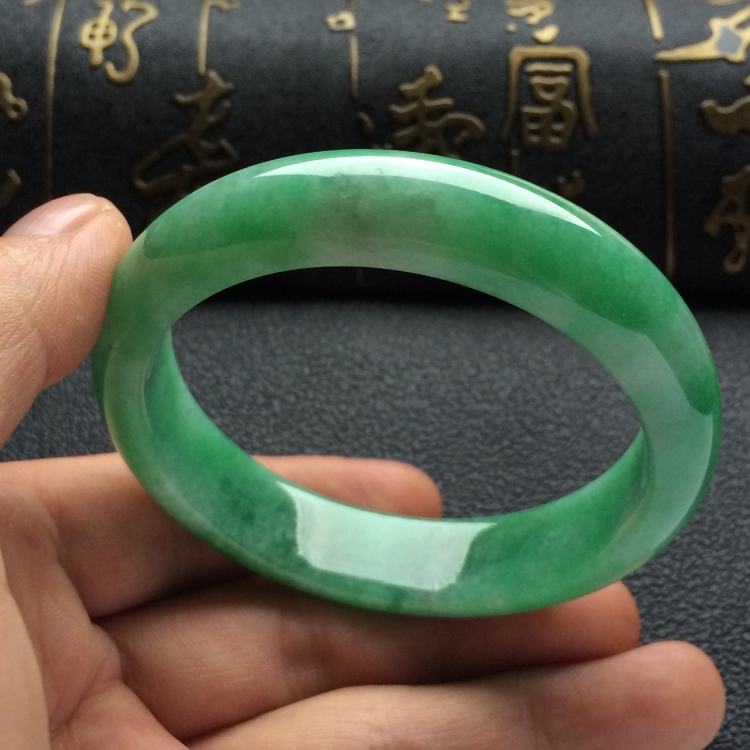 （超值推荐）糯冰种豆绿手镯（55mm）
