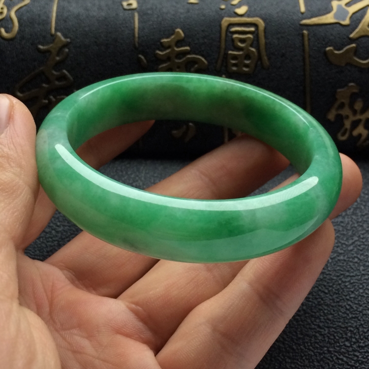 （超值推荐）糯冰种豆绿手镯（55mm）