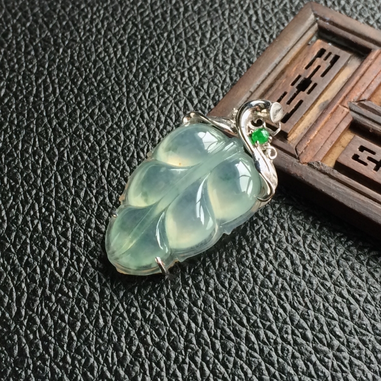 (超值推荐)冰种飘花镶白金金枝玉叶胸坠