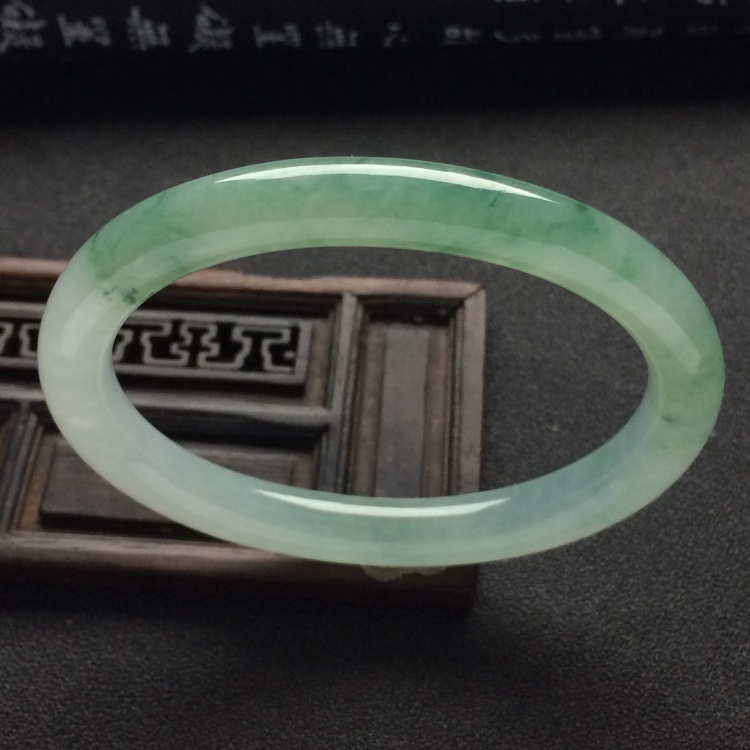 （超值推荐）糯冰种飘花圆条贵妃手镯（53.9mm-45.1mm）