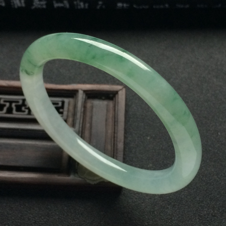 （超值推荐）糯冰种飘花圆条贵妃手镯（53.9mm-45.1mm）