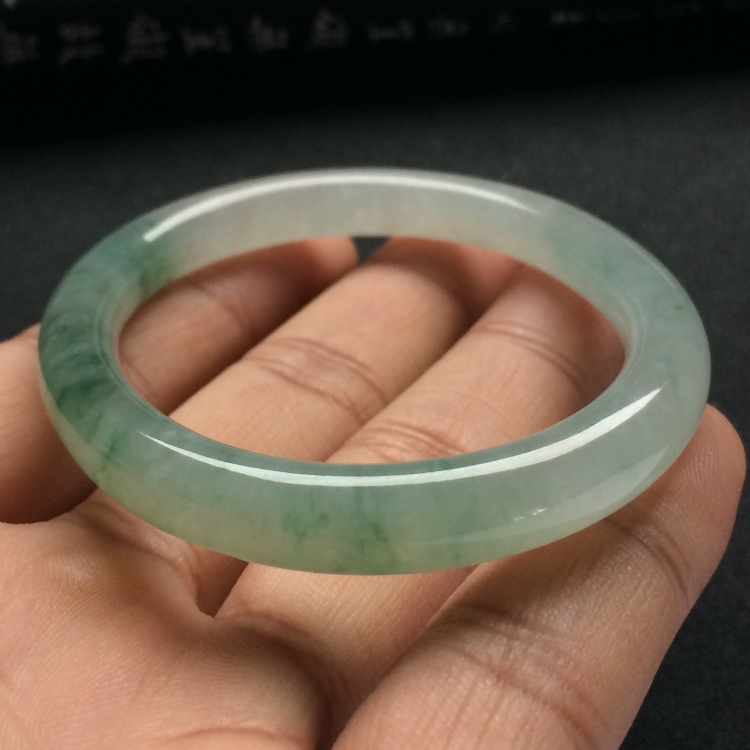 （超值推荐）糯冰种飘花圆条贵妃手镯（53.9mm-45.1mm）