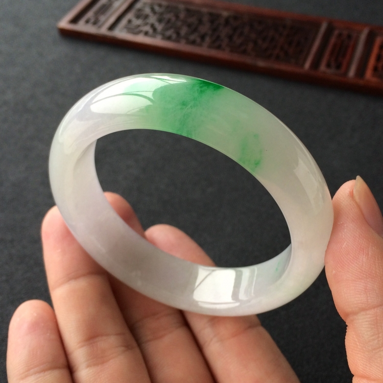 (超值推荐)糯冰种飘翠手镯(55mm)