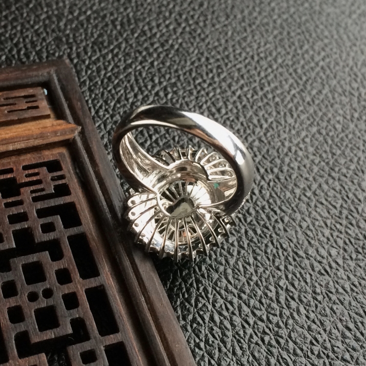 (超值推荐)糯冰种阳绿镶白金钻石戒指