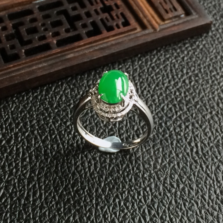 (超值推荐)糯冰种翠色镶白金钻石戒指