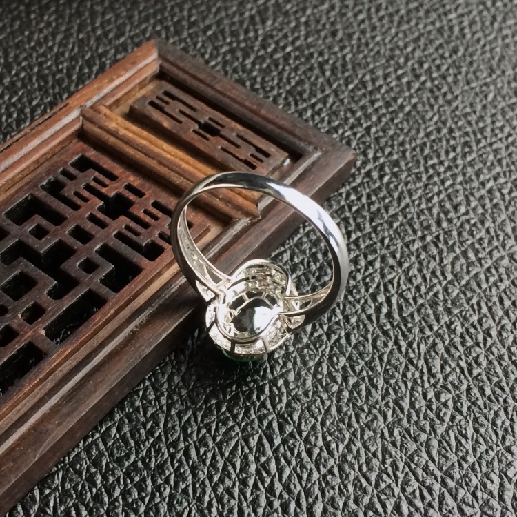 (超值推荐)糯冰种翠色镶白金钻石戒指