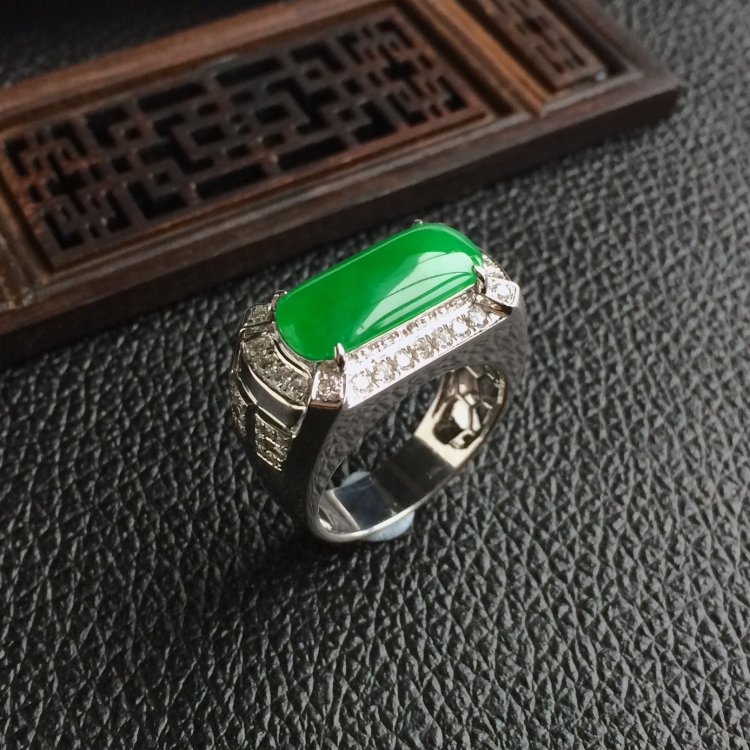 (超值推荐)糯冰种阳绿镶白金钻石马鞍戒指(男戒)