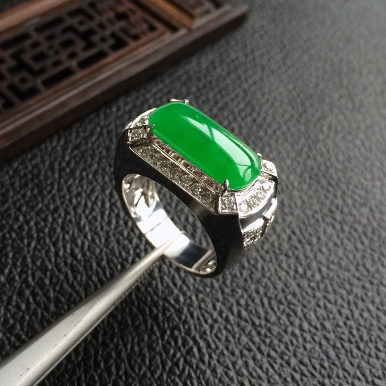 (超值推荐)糯冰种阳绿镶白金钻石马鞍戒指(男戒)