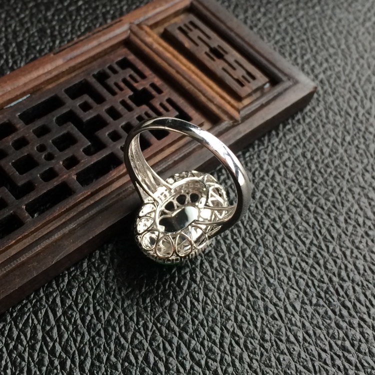 (超值推荐)糯冰种翠色镶白金钻石戒指