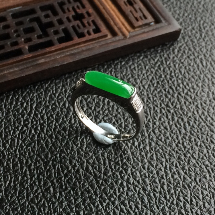 (超值推荐)糯冰种阳绿镶白金钻石戒指