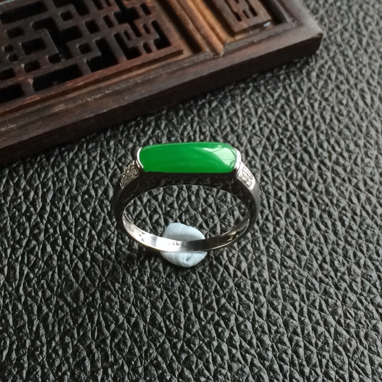 (超值推荐)糯冰种阳绿镶白金钻石戒指