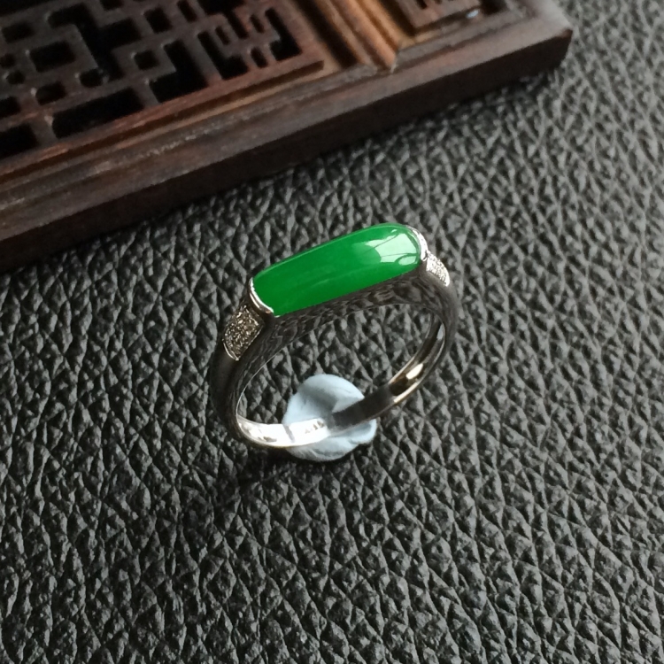 (超值推荐)糯冰种阳绿镶白金钻石戒指