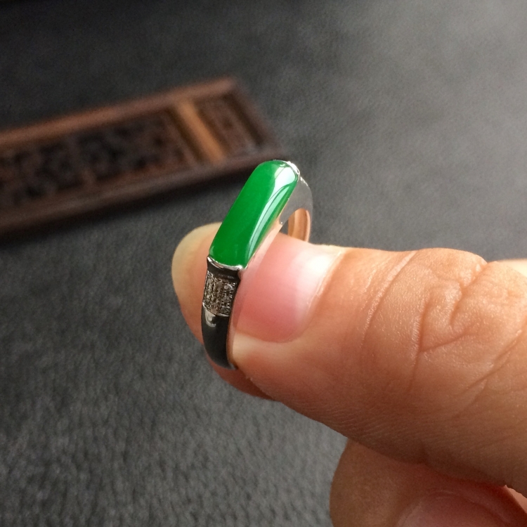 (超值推荐)糯冰种阳绿镶白金钻石戒指