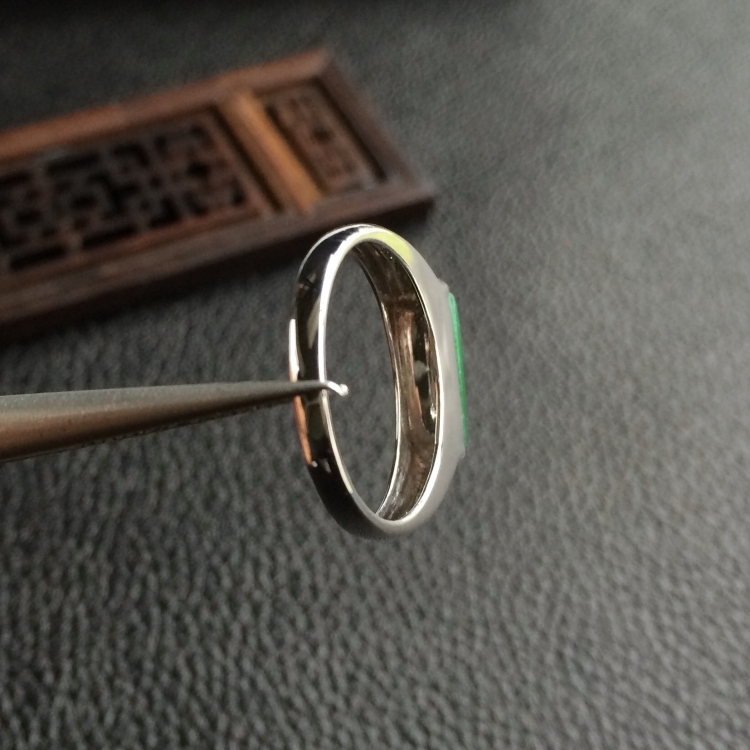 (超值推荐)糯冰种阳绿镶白金钻石戒指