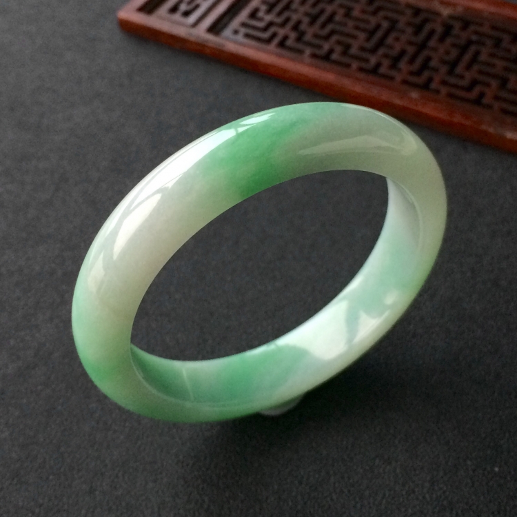 (超值推荐)糯冰种飘绿花手镯(55.1mm)